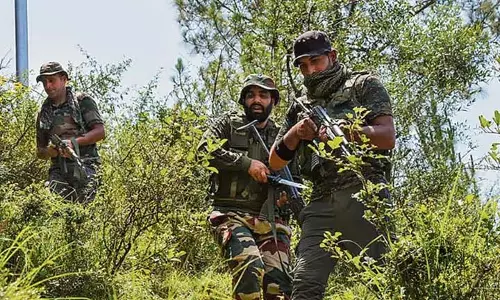 Kashmir में मुठभेड़: सुरक्षाबलों ने 2 आतंकियों को मार गिराया, एक की तलाश