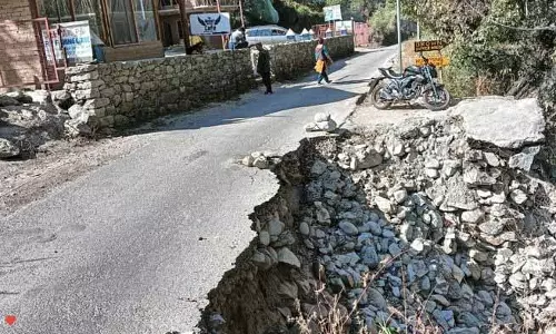 Himachal: बाढ़ से क्षतिग्रस्त तीर्थन घाटी की सड़कों की अभी तक मरम्मत नहीं