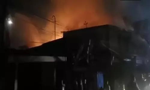 Assam : जोरहाट में भीषण आग से कई दुकानें जलकर खाक, किसी के हताहत होने की खबर नहीं