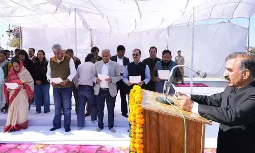 Sukhu ने इंदिरा, पटेल को पुष्पांजलि अर्पित की