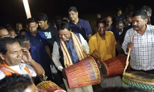 Odisha CM Majhi ने अपने गांव में परिवार के साथ दिवाली मनाई Odisha CM Majhi ने अपने गांव में परिवार के साथ दिवाली मनाई
