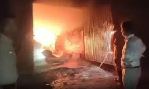 Firozabad: ग्लास फैक्ट्री के गोदाम में लगी आग