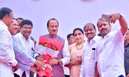 Ajit Pawar ने बारामती में दिवाली पड़वा के अवसर पर अपने आवास पर लोगों को दीं शुभकामनाएं