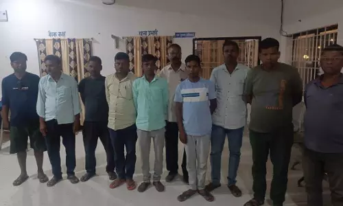 11 जुआरी गिरफ्तार, गांव में छापेमारी से हड़कंप 11 जुआरी गिरफ्तार, गांव में छापेमारी से हड़कंप