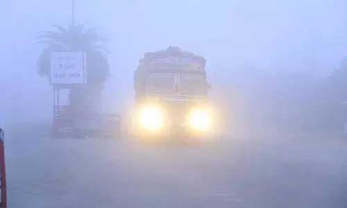 Nizamabad: शहर में घना कोहरा, दृश्यता 100 मीटर से कम हुई