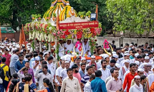 Tukaram Maharaj की पालकी दो दिवसीय प्रवास के बाद पंढरपुर के लिए रवाना Tukaram Maharaj की पालकी दो दिवसीय प्रवास के बाद पंढरपुर के लिए रवाना