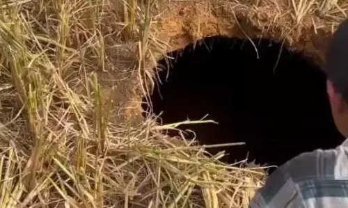 खेत में रहस्यमयी गड्ढा, किसान अचंभित