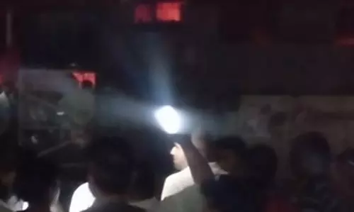 गद्दों के गोदाम में लगी आग, घंटों की मशक्कत के बाद पाया काबू