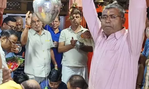 जिस मंदिर में पहुंचे थे नसीम सोलंकी, उसे धोया गया गंगाजल से जिस मंदिर में पहुंचे थे नसीम सोलंकी, उसे धोया गया गंगाजल से
