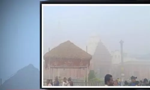 घने कोहरे के बीच Puri जगन्‍नाथ मंदिर का नीलचक्र गायब दिखा