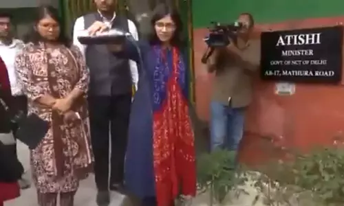 मुख्यमंत्री के गेट पर गंदा पानी डाल महिला सांसद ने दी चेतावनी, कहा- ये तो सैंपल, टैंकर भरकर लाएंगे