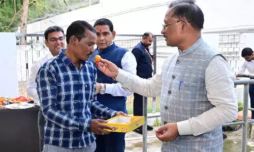 गौ सेवक हुआ गदगद, जब मुख्यमंत्री ने दीवाली पर खिलाई मिठाई