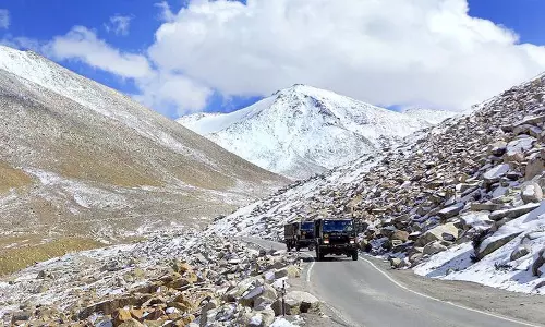 भारत-चीन के बीच LAC पर तनाव कम हुआ, लेकिन सैनिक ऊंचाई पर बने हुए