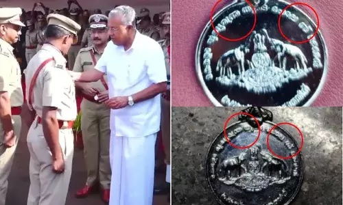 KERALA : मुख्यमंत्री के पुलिस पदकों में वर्तनी की गलतियाँ शर्मिंदा सरकार ने प्राप्तकर्ताओं से पदक वापस KERALA : मुख्यमंत्री के पुलिस पदकों में वर्तनी की गलतियाँ शर्मिंदा सरकार ने प्राप्तकर्ताओं से पदक वापस