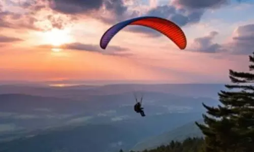 Himachal के बीर बिलिंग में पैराग्लाइडिंग विश्व कप शुरू Himachal के बीर बिलिंग में पैराग्लाइडिंग विश्व कप शुरू