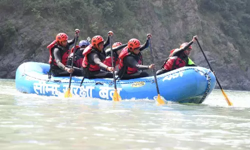 Devprayag में हुई देश की पहली महिला राफ्टिंग अभियान की शुरुआत Devprayag में हुई देश की पहली महिला राफ्टिंग अभियान की शुरुआत