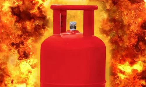 Gas cylinder फटने से घर की छत उड़ गई, परिवार बाल-बाल बचा