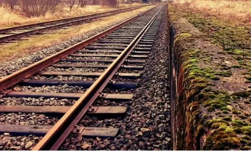 Cuttack: महिला ने 7 महीने के बच्चे के साथ रेल पटरी पर आत्महत्या की कोशिश की, आरपीएफ ने बचाया Cuttack: महिला ने 7 महीने के बच्चे के साथ रेल पटरी पर आत्महत्या की कोशिश की, आरपीएफ ने बचाया