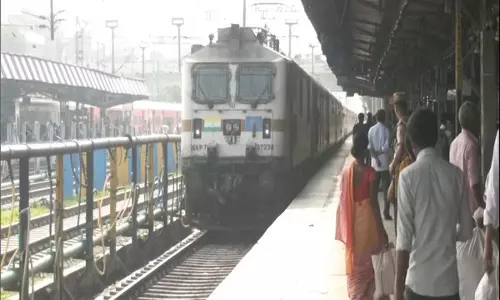 Palakkad में ट्रेन की चपेट में आने से चार लोगों की मौत