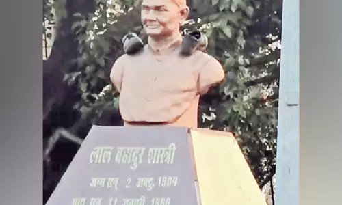 Bhopal में लाल बहादुर शास्त्री की प्रतिमा पर अज्ञात व्यक्ति ने जूते फेंके, पुलिस ने जांच शुरू की