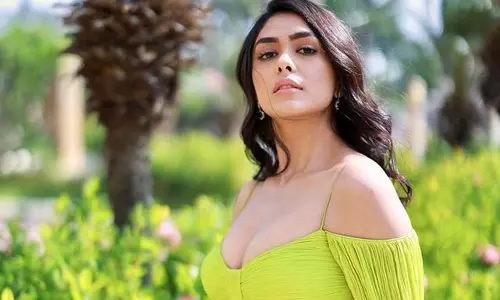 Mrunal Thakur ने फैन्स के फोटोशॉप्ड वीडियो की आलोचना करने के बाद टिप्पणी हटा दी