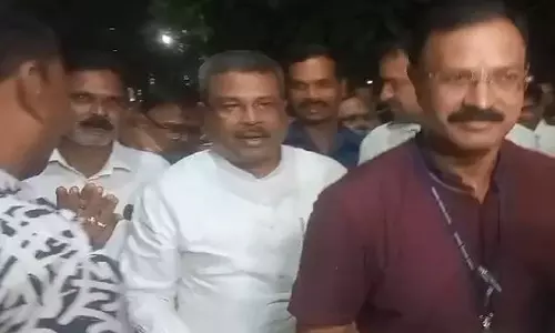 धर्मेंद्र प्रधान ने कटक के अस्पताल में Odisha के पूर्व मंत्री समीर डे से मुलाकात की