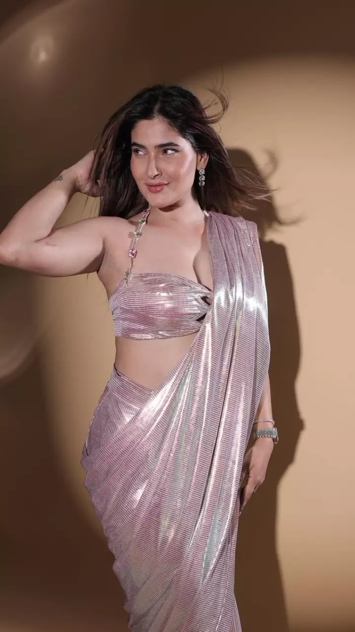 करिश्मा शर्मा ने फ्लॉन्ट किया फिगर
