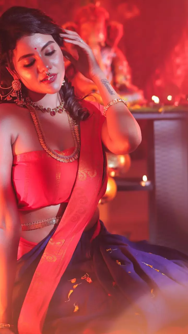 निविशा ने फ्लॉन्ट किया फिगर