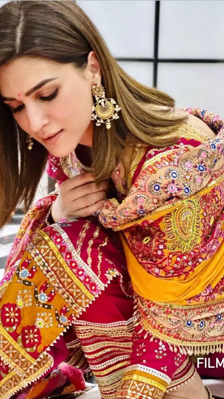 कृति सेनन ने रेड सूट पहन ढाया कहर