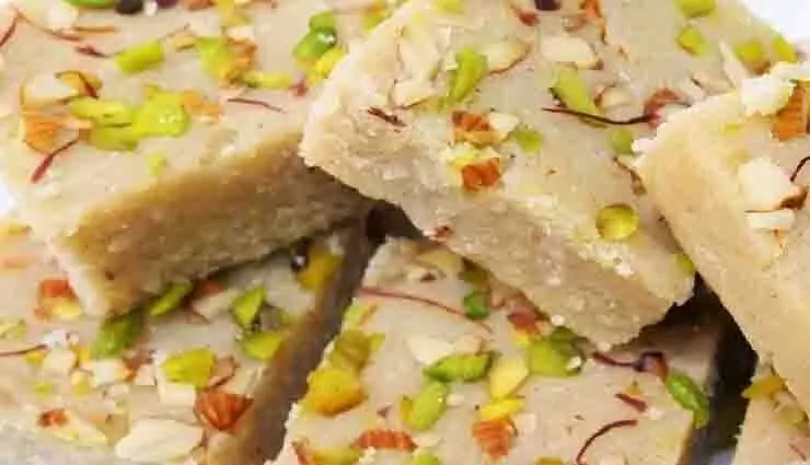 Makhana Barfi: मिठाइयों के मौसम में इसे जरूर ट्राई करें