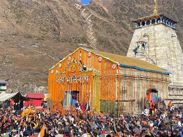 Kedarnath: बाबा केदारनाथ धाम के कपाट हुए बंद, सैकड़ों शिव भक्तों ने की पूजा अर्चना