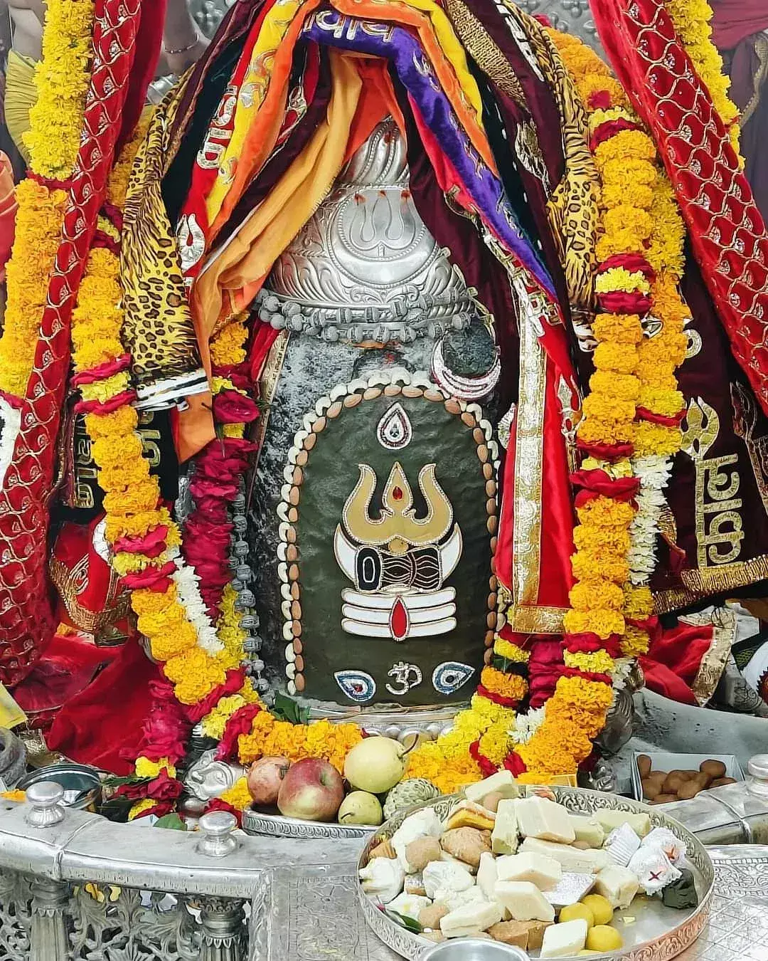 Ujjain: त्रिपुंड, सूर्य, चंद्र और मुकुट लगाकर सजे  महाकाल