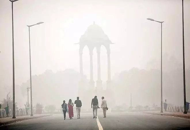 वायु गुणवत्ता बेहद खराब, राष्ट्रीय राजधानी में घना कोहरा छाया