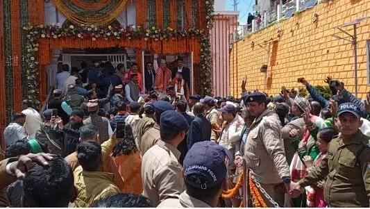 Uttarkashi: बंद हुए यमुनोत्री धाम के कपाट, श्रद्धालुओं के जयकारों से गुंजी यमुनाघाटी