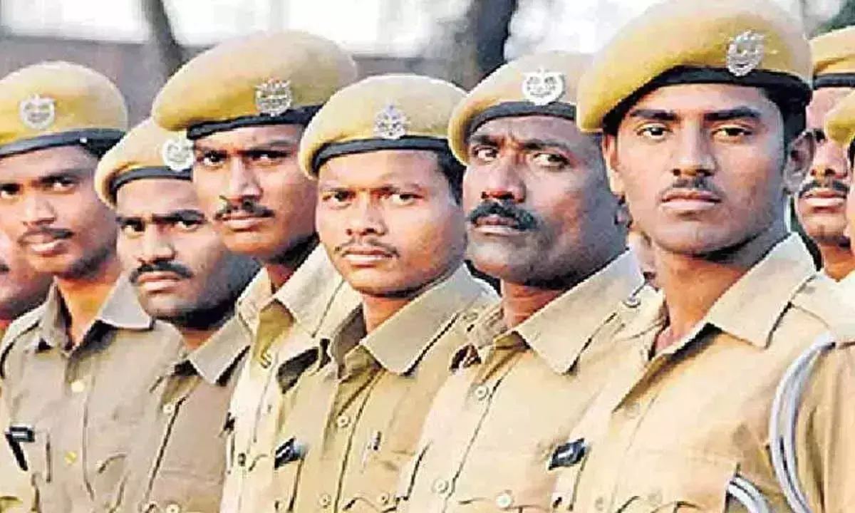 Home guards की पत्नियों ने नियमितीकरण और समय पर वेतन की मांग को लेकर किया प्रदर्शन