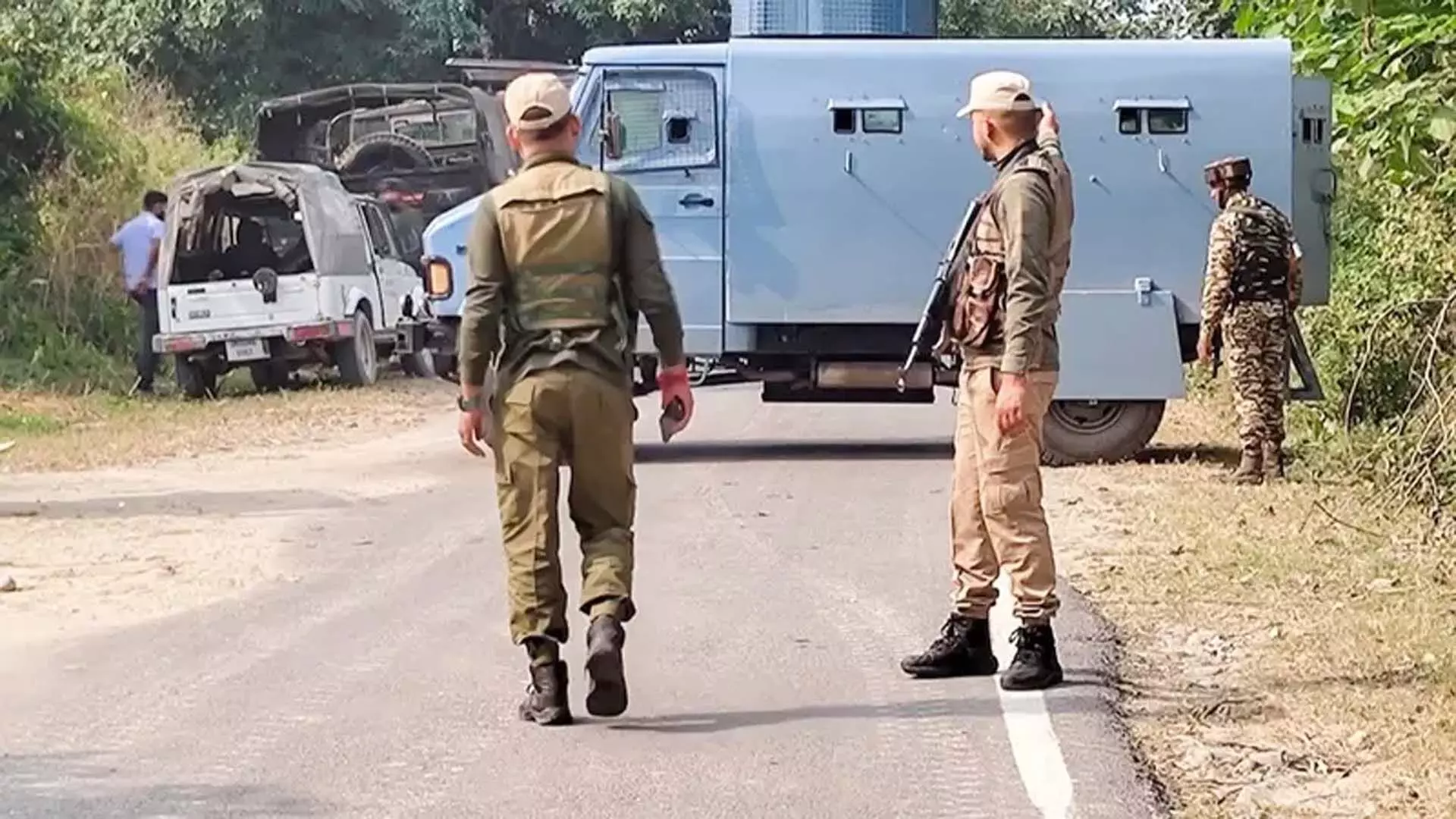 Srinagar: भीड़भाड़ वाले बाजार के पास आतंकवादियों द्वारा ग्रेनेड फेंके जाने से 11 लोग घायल