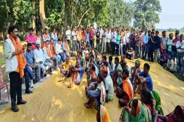 Latehar: भाजपा प्रत्याशी प्रकाश ने चलाया जनसंपर्क अभियान