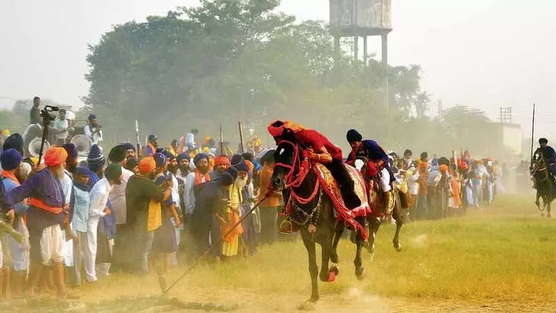 Nihang Sikhs ने मोहल्ला उत्सव में वीरता और परंपरा का जश्न मनाया