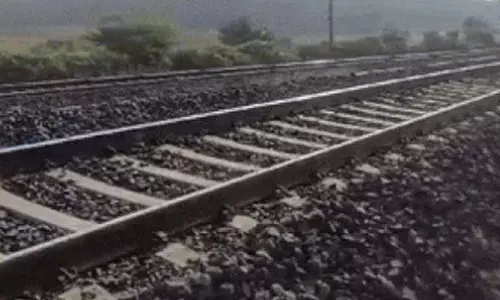 मालगाड़ी के सामने कूदा शख्स, रेलवे फाटक के पास सुसाइड की घटना