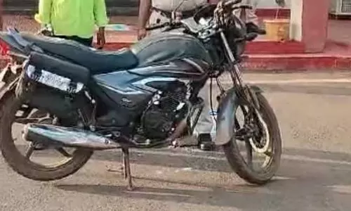 बाइक लेकर भागने वाला शातिर चोर गिरफ्तार बाइक लेकर भागने वाला शातिर चोर गिरफ्तार