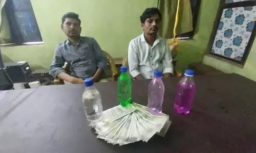 Asifabad में एसीबी ने रिश्वत लेते दो अधिकारियों को गिरफ्तार किया