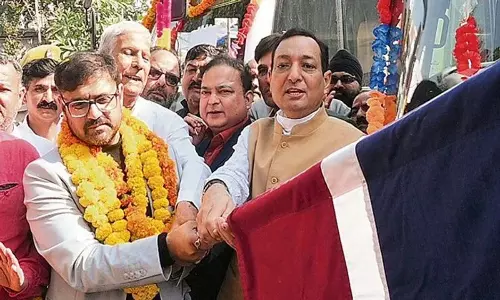 J&K: परिवहन मंत्री ने जम्मू में बसों को हरी झंडी दिखाई J&K: परिवहन मंत्री ने जम्मू में बसों को हरी झंडी दिखाई