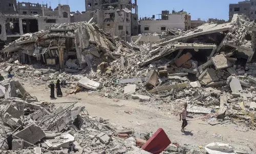 Gaza refugee camp पर इजरायल की बमबारी में 42 फिलिस्तीनी मारे गए Gaza refugee camp पर इजरायल की बमबारी में 42 फिलिस्तीनी मारे गए