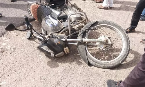 Kiriburu में बाइक सवार युवकों पर फेंका गया बम, घायल Kiriburu में बाइक सवार युवकों पर फेंका गया बम, घायल
