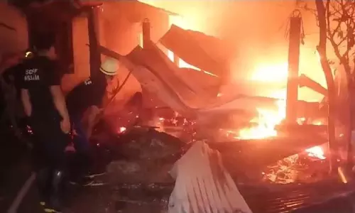 Diwali रात असम के मार्गेरिटा में एक प्रमुख व्यापारिक प्रतिष्ठान में आग Diwali रात असम के मार्गेरिटा में एक प्रमुख व्यापारिक प्रतिष्ठान में आग