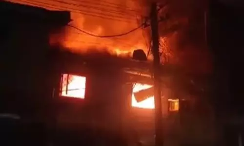 Assam : जोरहाट में तीन दुकानों में भीषण आग लग गई Assam : जोरहाट में तीन दुकानों में भीषण आग लग गई