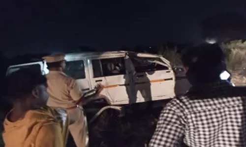 तेज रफ्तार कार ने 3 बाइक सवारों को मारी टक्कर, 5 लोगों की मौत तेज रफ्तार कार ने 3 बाइक सवारों को मारी टक्कर, 5 लोगों की मौत
