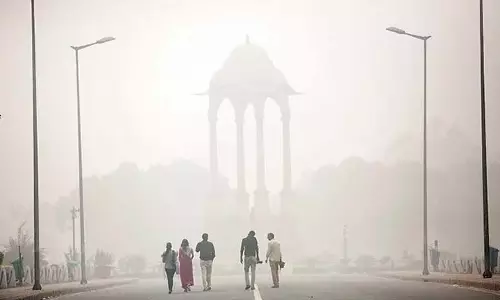 वायु गुणवत्ता बेहद खराब, राष्ट्रीय राजधानी में घना कोहरा छाया