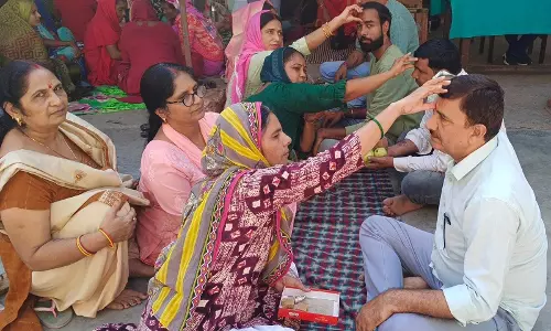 Moradabad: भाई दूज पर जिला कारागार में बहनों ने किया भाइयों का टीका