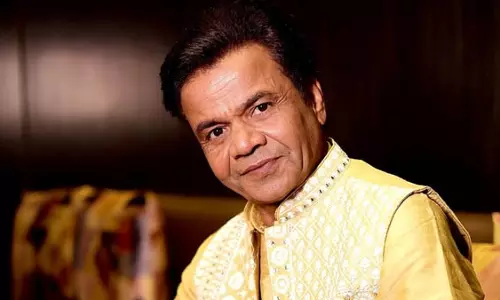 Rajpal Yadav ने पत्रकार का मोबाइल फोन चुरा लिया Rajpal Yadav ने पत्रकार का मोबाइल फोन चुरा लिया